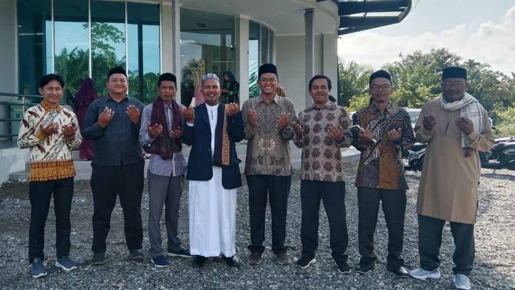 Dosen STAIN Teungku Dirundeng Meulaboh Upacara Hardiknas 2026